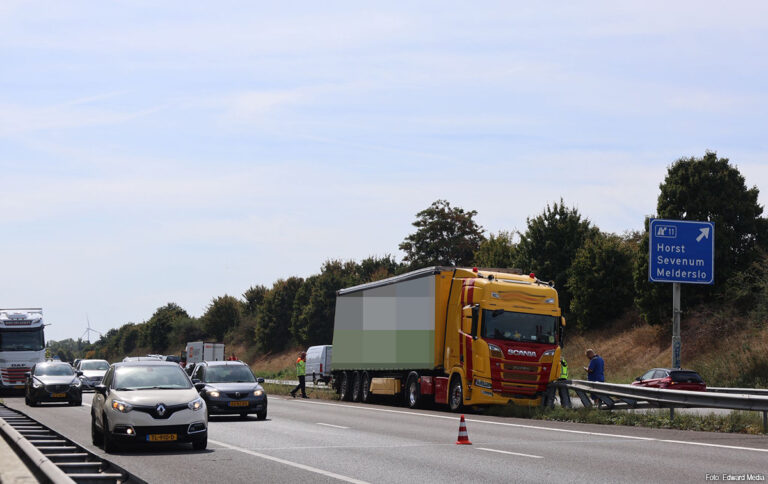 Vrachtwagen tegen midden geleiderail op A73