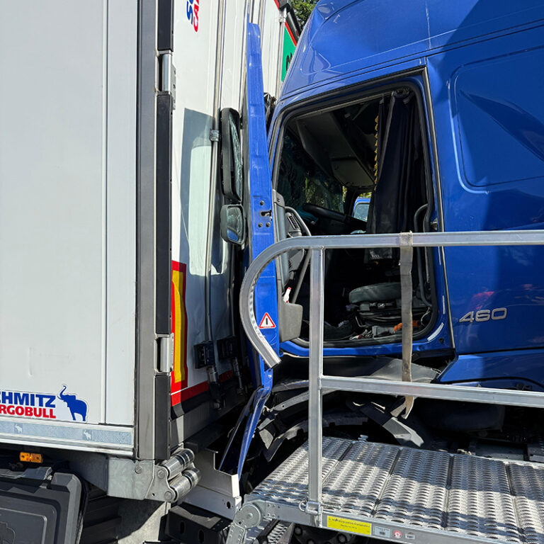 Vrachtwagenchauffeur gewond bij aanrijding met drie vrachtwagens op Duitse A2