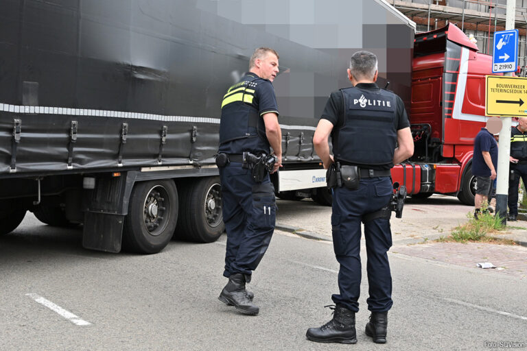 Fietsster onder vrachtwagen in Breda