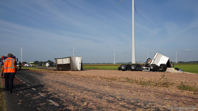 Hanzeweg (N307) bij Dronten tot 20:00 uur dicht na ongeluk met vrachtwagen, busjes en auto