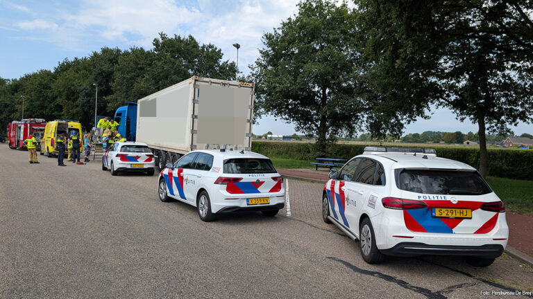 Onwel geworden chauffeur op A18 weet vrachtwagen nog naar tankstation te rijden