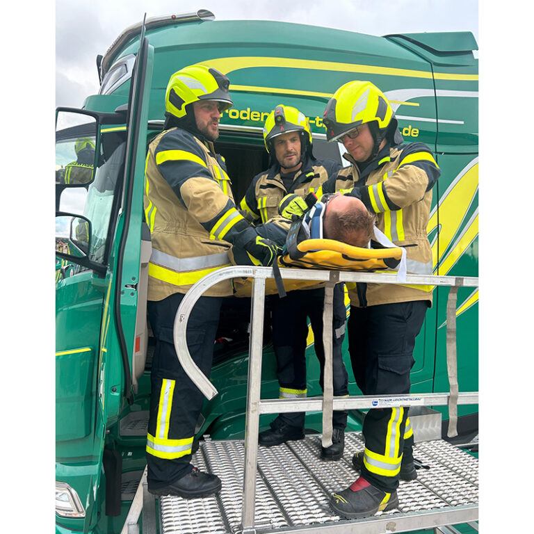 Duitse Brandweer traint intensief op redding bij vrachtwagenongevallen [+foto’s]