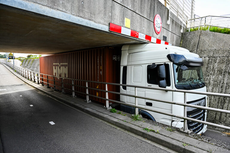 Vrachtwagen vast in spoortunnel in Moordrecht [+foto’s]