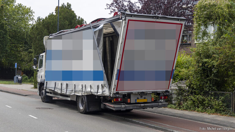 Vrachtwagen te hoog voor spoorviaduct in Overveen