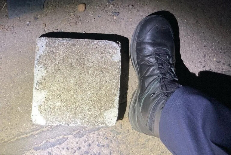 Grote stenen van brug op rijdende vrachtwagen gegooid – Duitse politie onderzoekt poging tot doodslag