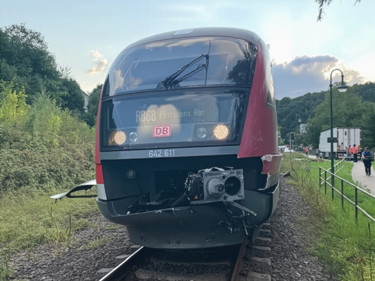 Trein botst op vrachtwagen op spoor in Duitsland