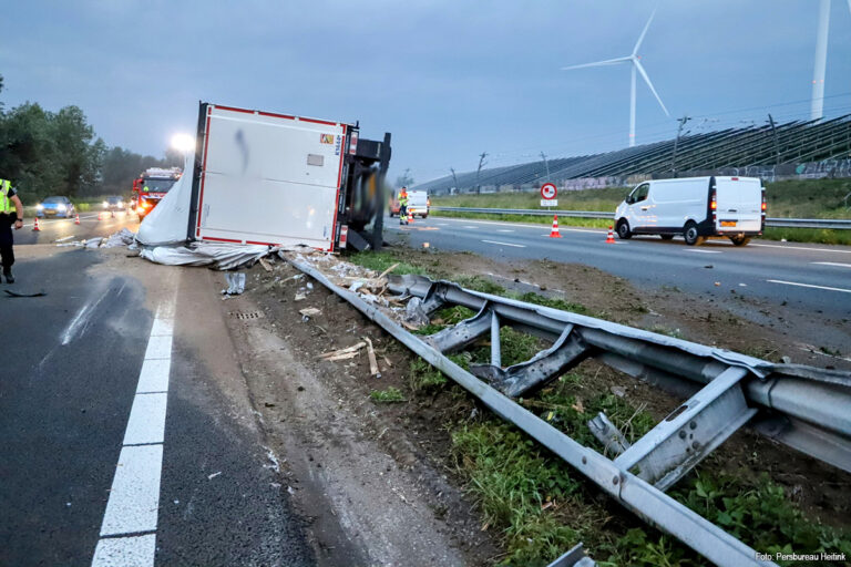 Vrachtwagen kantelt bovenop vangrail A15 [+foto’s]