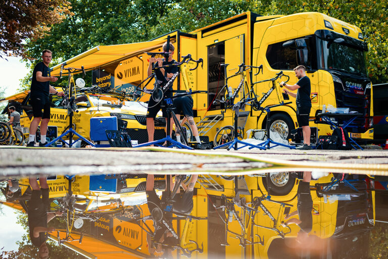 Meerdere fietsen van wielerploeg Visma – Lease a Bike uit vrachtwagen gestolen