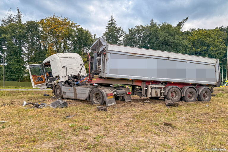 Vrachtwagen vliegt uit de bocht op afrit A28