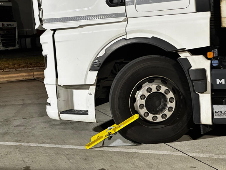 Grote politiecontrole bij Kassel: slechts 12 van 72 vrachtwagens zonder gebreken [+foto’s]