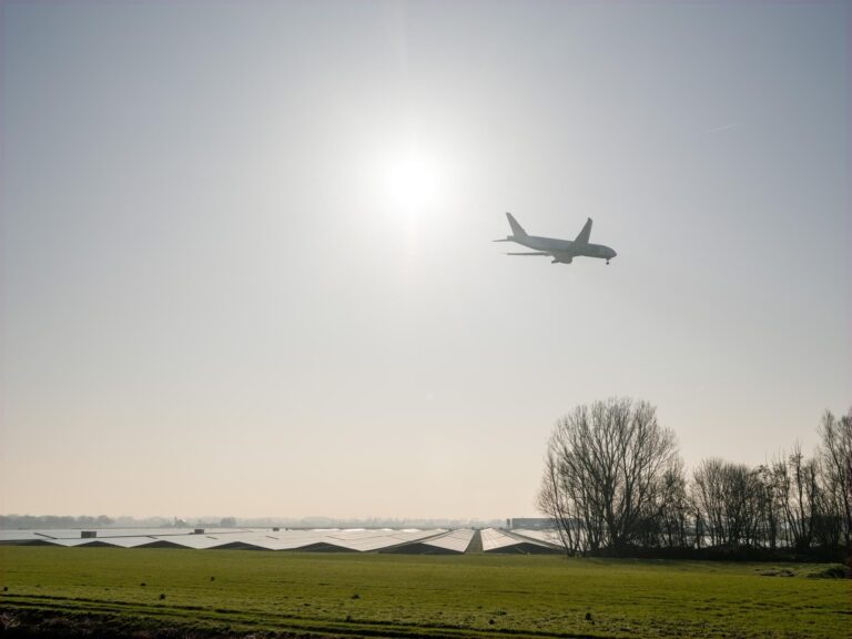 Zonnepanelen bij Schiphol krijgen speciale folie om reflectieproblemen op te lossen