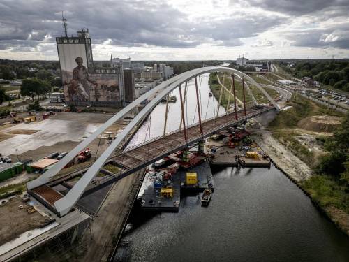 Plaatsing 140 meter lange brug bij Lochem voltooid