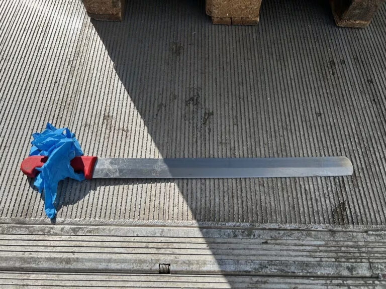 Vrachtwagenchauffeur bedreigt automobilist met groot mes in Wenen