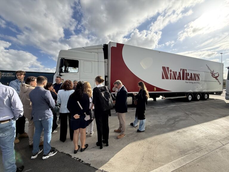 Europese Commissie ziet realiteit vrachtwagenchauffeurs tijdens bezoek met ETF aan Belgische parkings