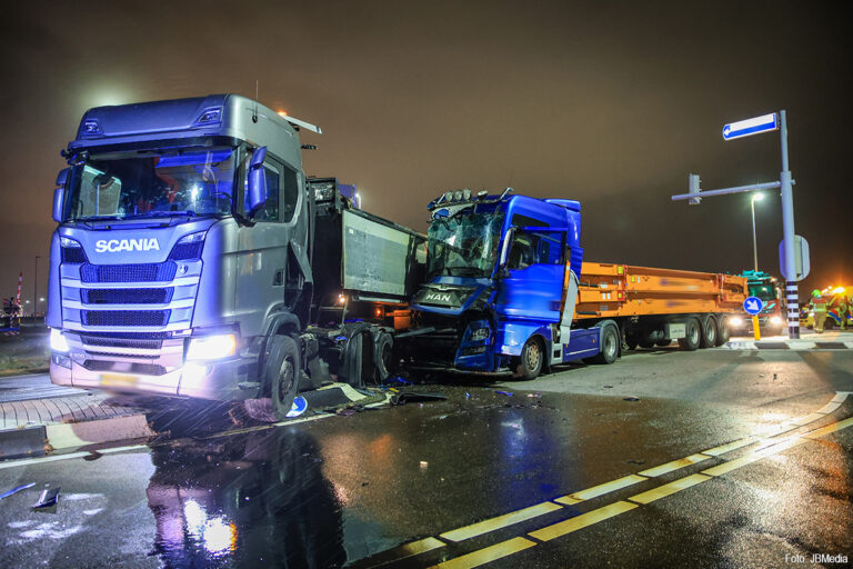Aanrijding met twee vrachtwagens in Rotterdam