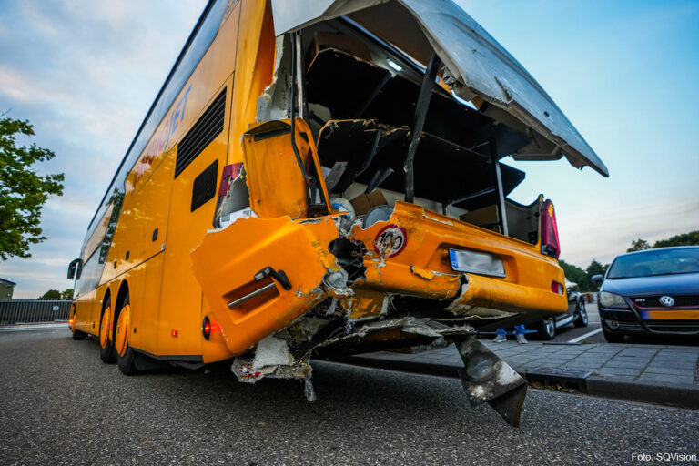 Vrachtwagen botst achter op volle touringcar op A67 [+foto’s]