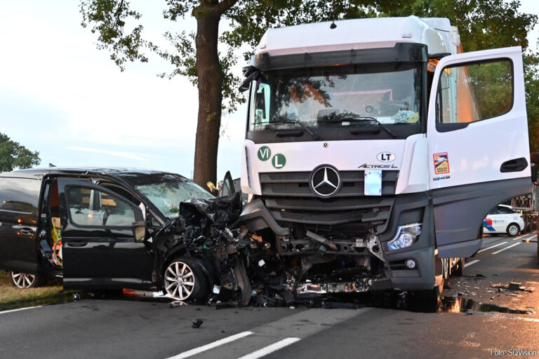 Dode bij ernstige aanrijding auto en vrachtwagen in Rijsbergen