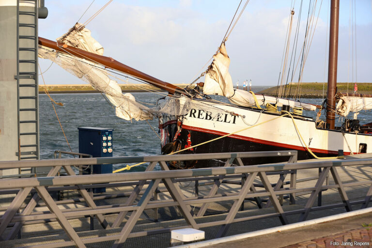Vijf schoolkinderen gewond na aanvaring zeilcharter en vrachtschip bij Harlingen [+foto’s]