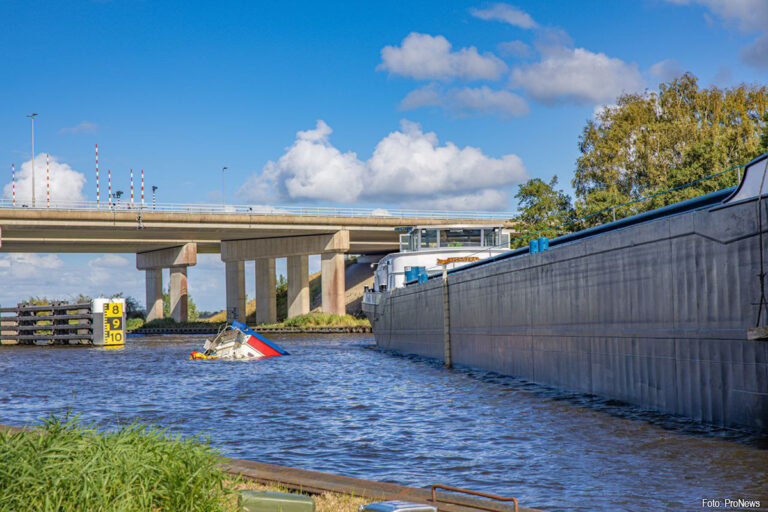 Plezierjacht aangevaren door binnenvaartschip op Prinses Margrietkanaal: één dode