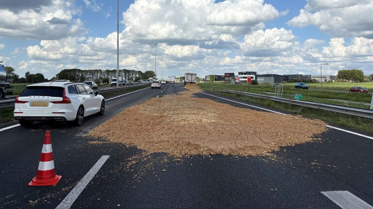 Vrachtwagen verliest lading aardappelpulp op A27