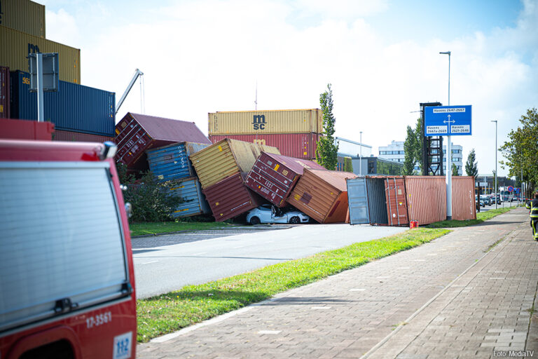 Stapel containers waait om door harde wind, auto’s bedolven onder containers [+foto’s]