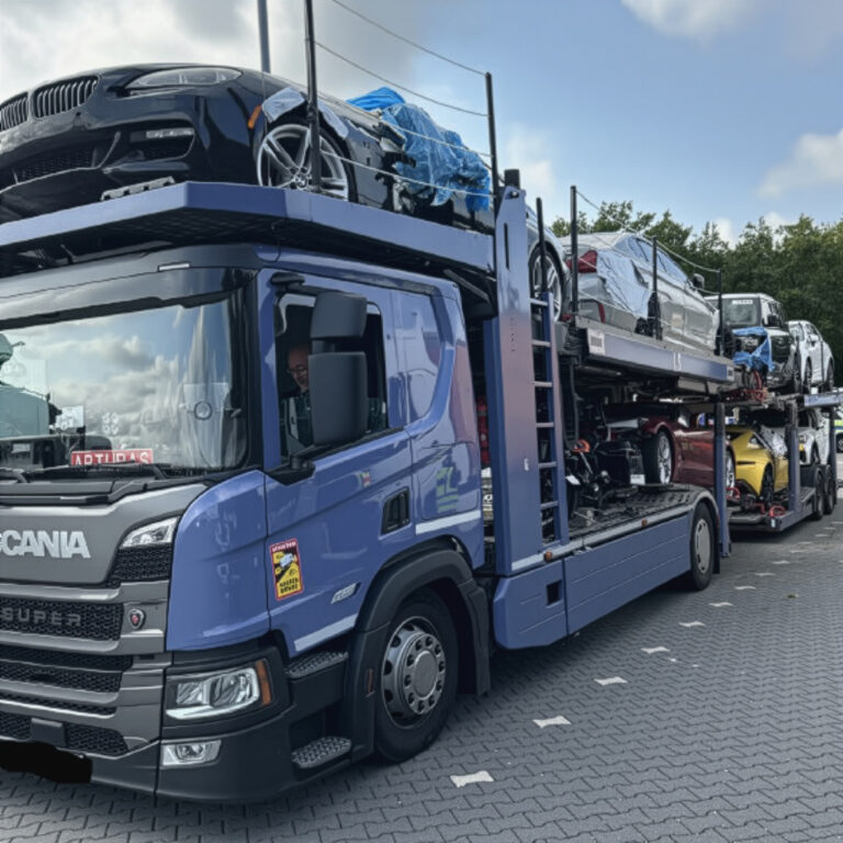 Duitse politie onderschept vrachtwagen met zeven zwaar beschadigde auto’s geladen in Nederland [+foto’s]