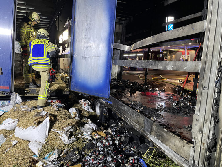 Meerdere vrachtwagens beschadigd door brand bij tankstation bij Duitse Lehrte [+foto’s]