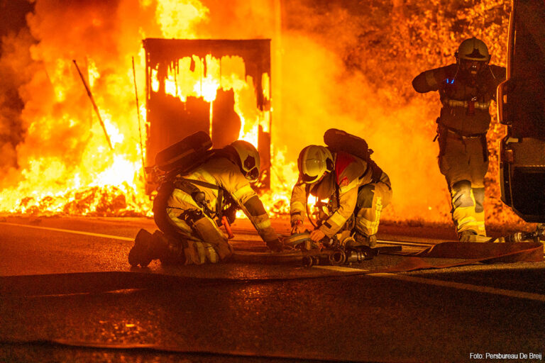 Trailer met kleding uitgebrand op N302