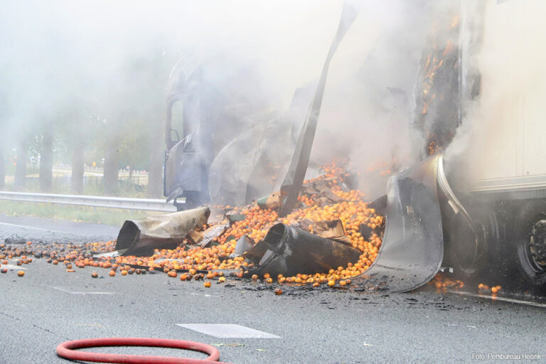 Vrachtwagen met mandarijnen in brand op A15