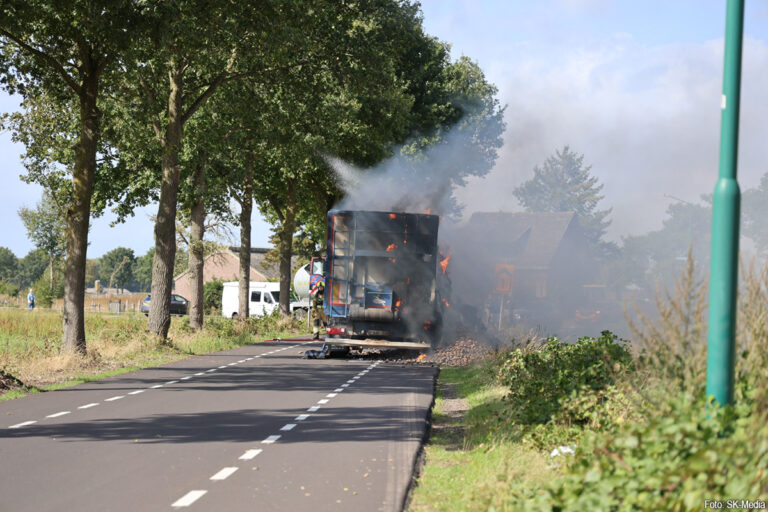 Vrachtwagen trailer met aardappels in brand in Westerbeek