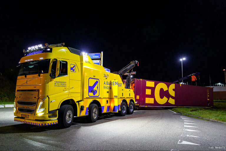 Vrachtwagen verliest zeecontainer in Rotterdam
