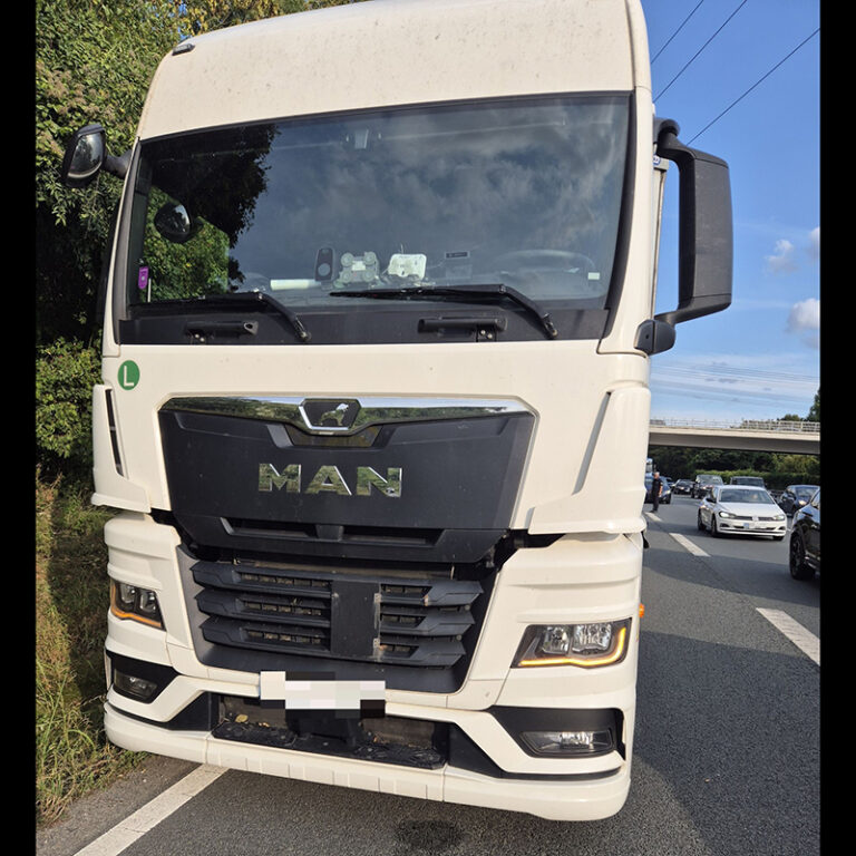 Duitse politie haalt twee dronken vrachtwagenchauffeurs van de weg, een vrachtwagen volledig uitgebrand [+video]