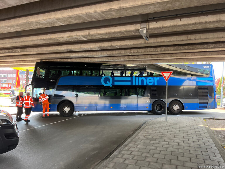 Dubbeldekker bus rijdt zich vast onder viaduct in Groningen [+foto’s]