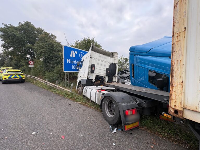 Aanrijding met twee vrachtwagens op A67 [+foto’s]