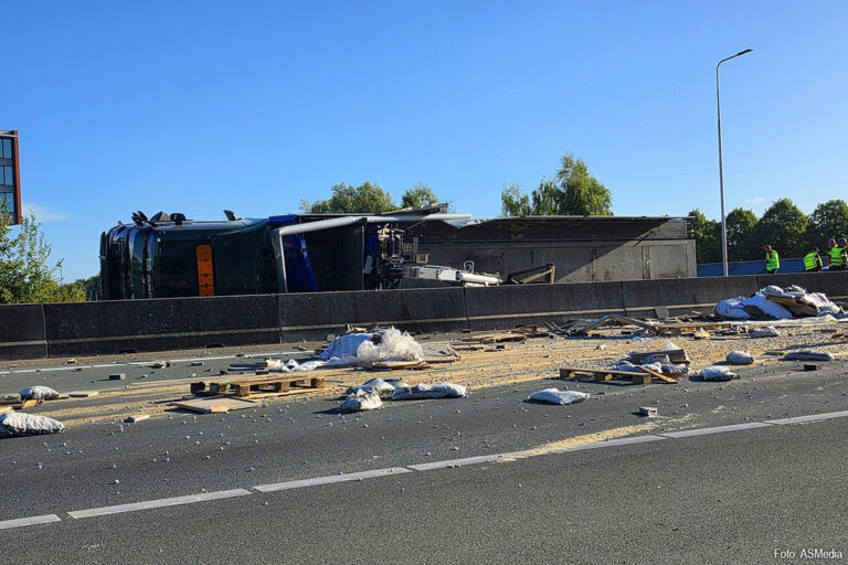 Gekantelde vrachtwagen zorgt voor verkeerschaos op A12 [+foto’s]