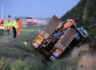 Vrachtwagen in sloot langs N62