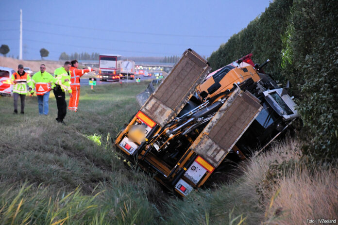 Vrachtwagen in sloot langs N62