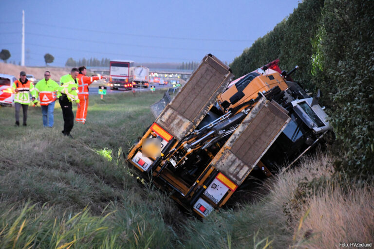 Vrachtwagen in de sloot langs N62