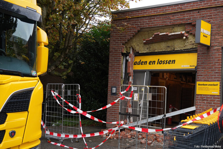 Vrachtwagen ramt gevel van Jumbo Beilen
