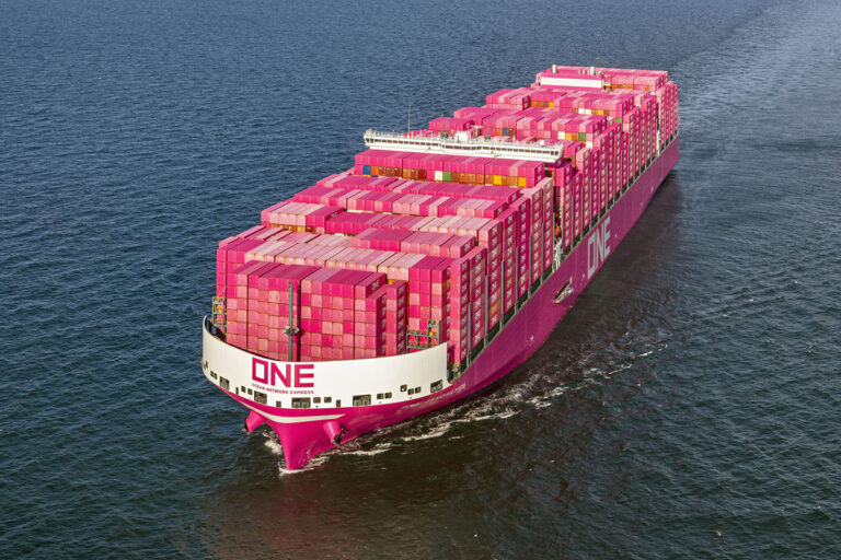 Containerschip ONE Innovation verbreekt laadrecord met 22.233 TEU
