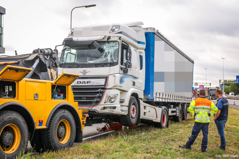Vrachtwagenchauffeur verliest macht over stuur en ramt verkeersbord op A1
