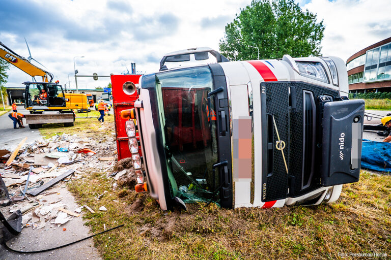 Vrachtwagen gekanteld op N338