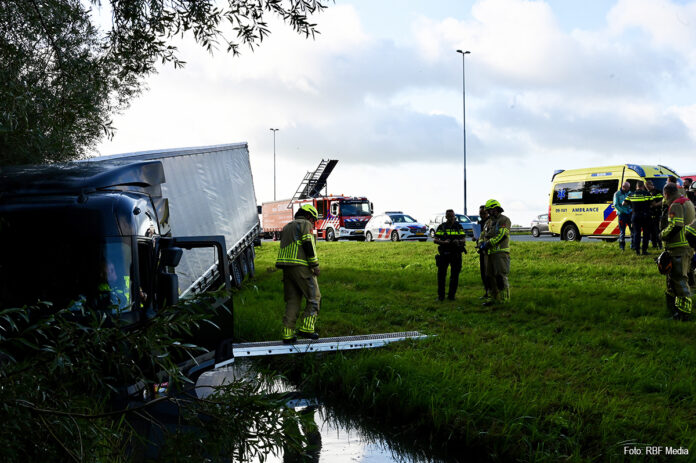 Vrachtwagen in sloot