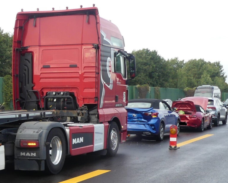 Vrachtwagen rijdt in op file Duitse A27: twee gewonden