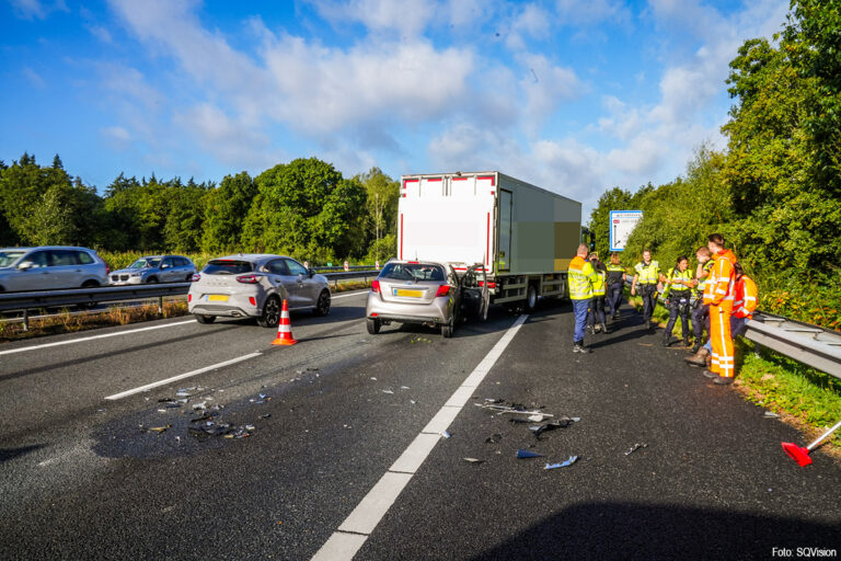 Auto rijdt onder vrachtwagen op A67
