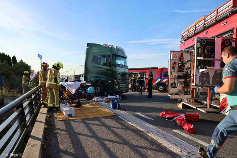 Fietser zwaargewond na aanrijding met vrachtwagen in De Lier