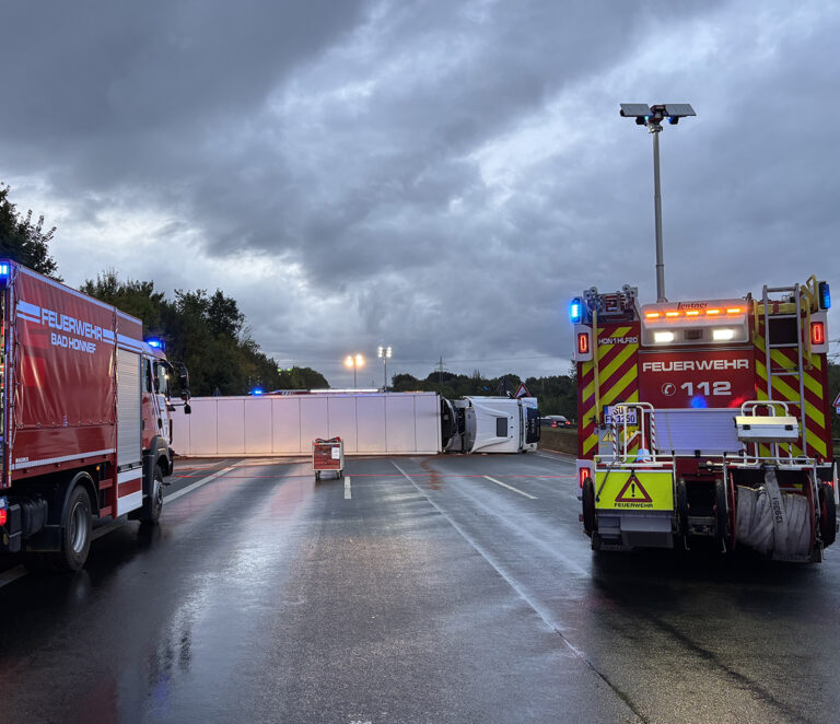 Vrachtwagen kantelt en blokkeert Duitse A3 [+foto’s]