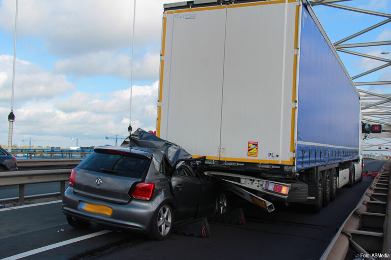 Auto onder vrachtwagen trailer op Merwedebrug (A27) [+foto’s]