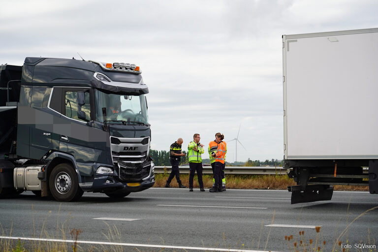 Lange file op A16 door aanrijding op Moerdijkbrug