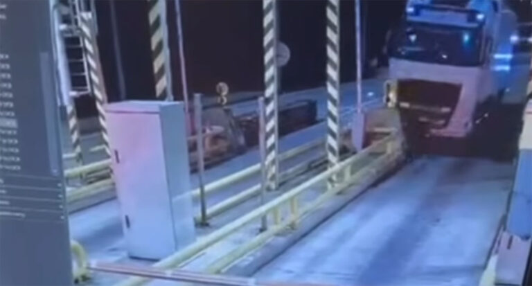 Vrachtwagen rijdt in op tolpoortjes op Poolse A2 [+foto’s&video]